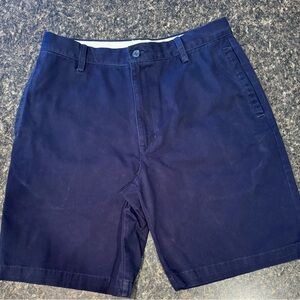 Izod Navy Blue 32” shorts. 9 in length. Flat front   Like new condition.